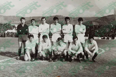 Flamurtari, shkurt 1972, para takimit me AS Tërgu Muresh, lart nga e majta: A. Sulo, C.Ahmeti, B. Nelaj, K. Çela, M. Zeqiri, K. Shakaj. Ulur majtas: S. Curi, Sh. Zile, M. Haxhiu, J. Saraçi, B. Xhaferri