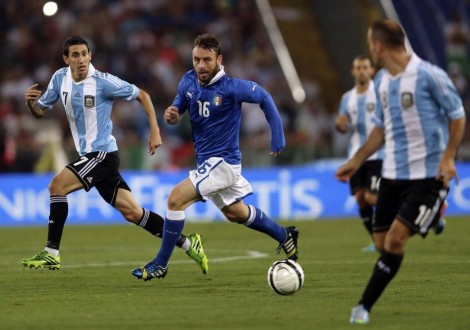 Argentina's Di Maria passes a ball to Palacio as De Rossi of Italy looks on during their international friendly soccer match at the Olympic stadium in Rome
