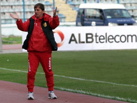 Traineri i Partizanit, Hasan Lika, gjate ndeshjes se futbollit, Partizani-Laci, 2-1, e vlefshme per Kampionatin Kombetar, e luajtur ne stadiumin "Qemal Stafa" ne Tirane.
