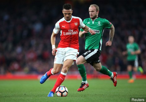 lincolns_bradley_wood_in_action_with_arsenals_kieran_gibbs_488590