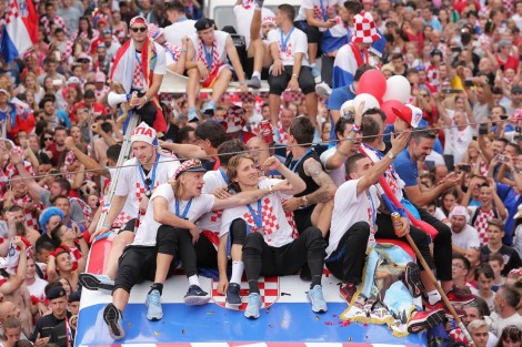 Heronjtë e Kroacisë përshëndestin tifozët