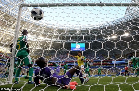Senegalezi Idriza Gueje e shikon golin e Jerri Minës si spektator me duart në mes