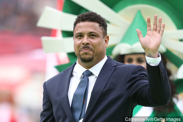 former_brazilian_player_ronaldo_cheers_the_fans_prior_tothe_2018_823909