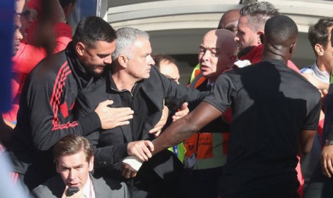 Jose-Mourinho-angry-fighting-Chelsea-vs-Man-Utd-1034234