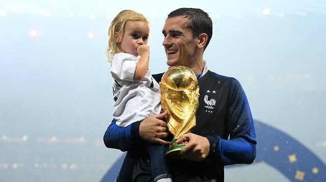 antoine-griezmann-with-daughter-mia-after-the-world-cup-final-20180716070058-1e2hagftfa9zi1o527wtffyc95-1-640x358
