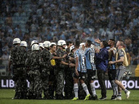 arbitri i rrethuar nga policia