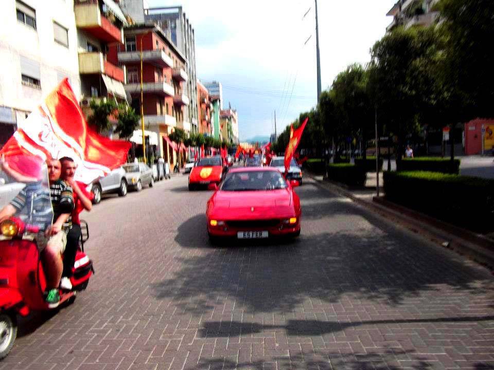 autokolona e tifozeve te partizani