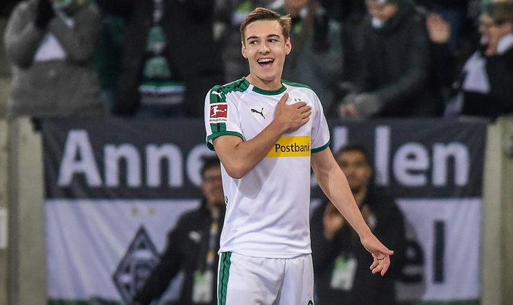 Moenchengladbach, Germany 09.12.2018, 1. Bundesiga, 14. Spieltag, Borussia Moenchengladbach - VfB Stuttgart, jubel, Torjubel um Florian Neuhaus (Borussia Moenchengladbach) nach seinem treffer zum 2-0 ( DeFodi520 *** Moenchengladbach Germany 09 12 2018 1 Bundesiga 14 match Borussia Moenchengladbach VfB Stuttgart cheers for Florian Neuhaus Borussia Moenchengladbach after his goal to 2 0 DeFodi520.