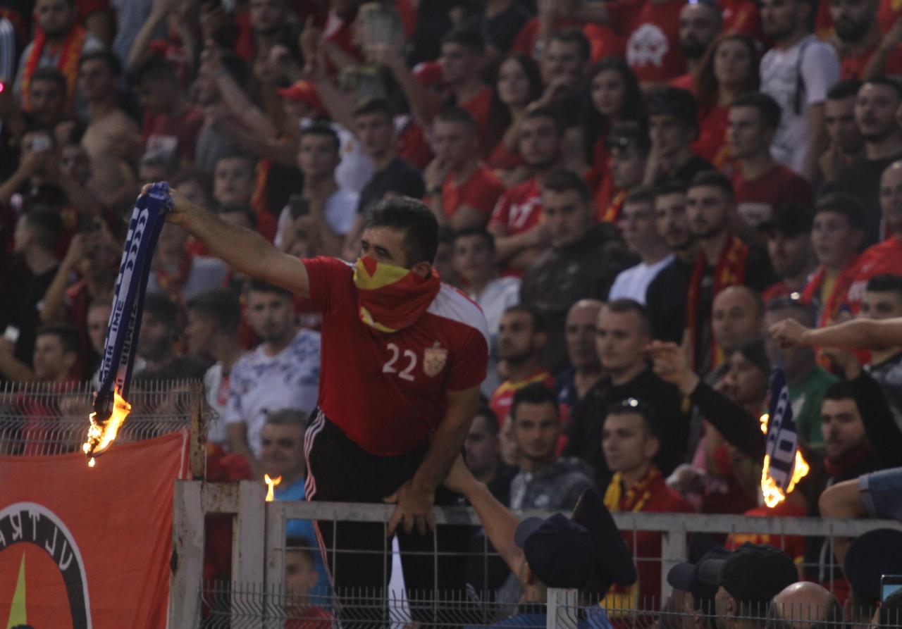 Tifozi i Partizanit duke djegur shallin e Tiranes