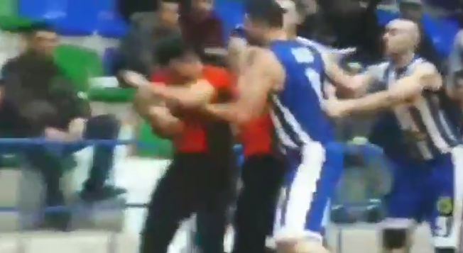 basketbollisti daliu godet gjyqtarin muho dhune basketboll