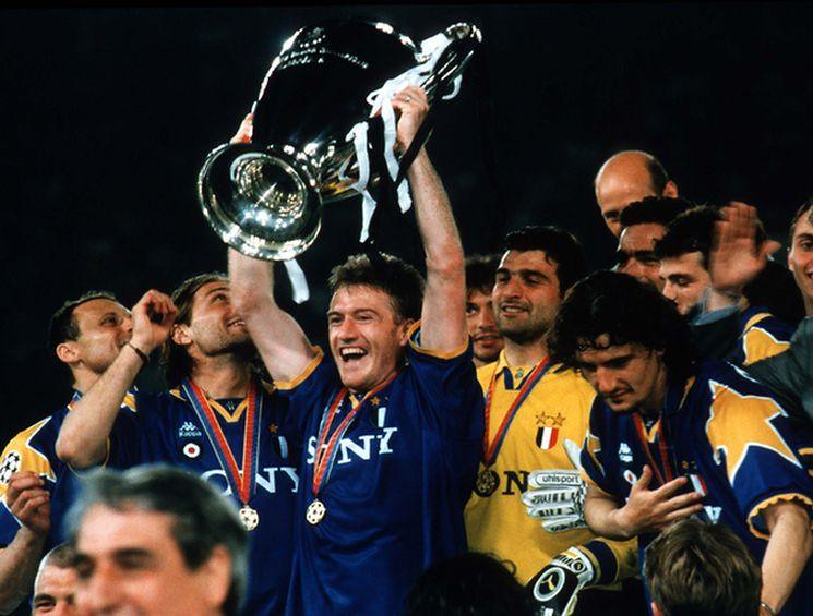 FOOTBALL - CHAMPIONS LEAGUE 95/96 - FINAL - JUVENTUS TORINO/AJAX AMSTERDAM - 9605222 - DIDIER DESCHAMPS (JUV) WITH THE CUP - PHOTO GUY JEFFROY/FLASH PRESSr