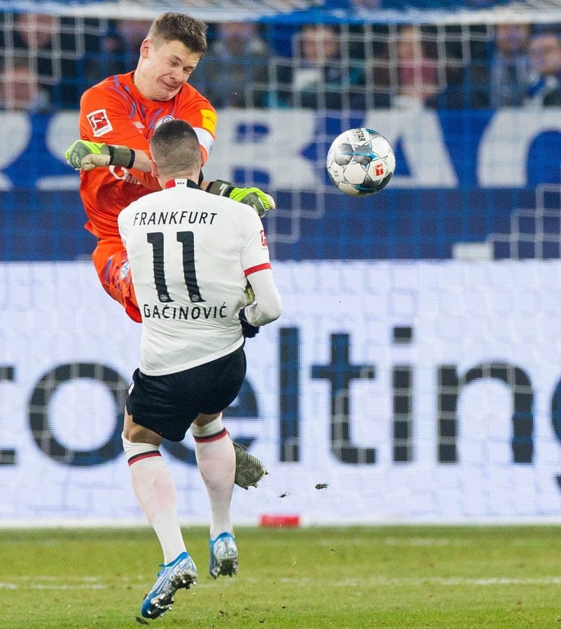 Alexander-Nübel-Foul-Mijat-Gazinovic-e1576483256315