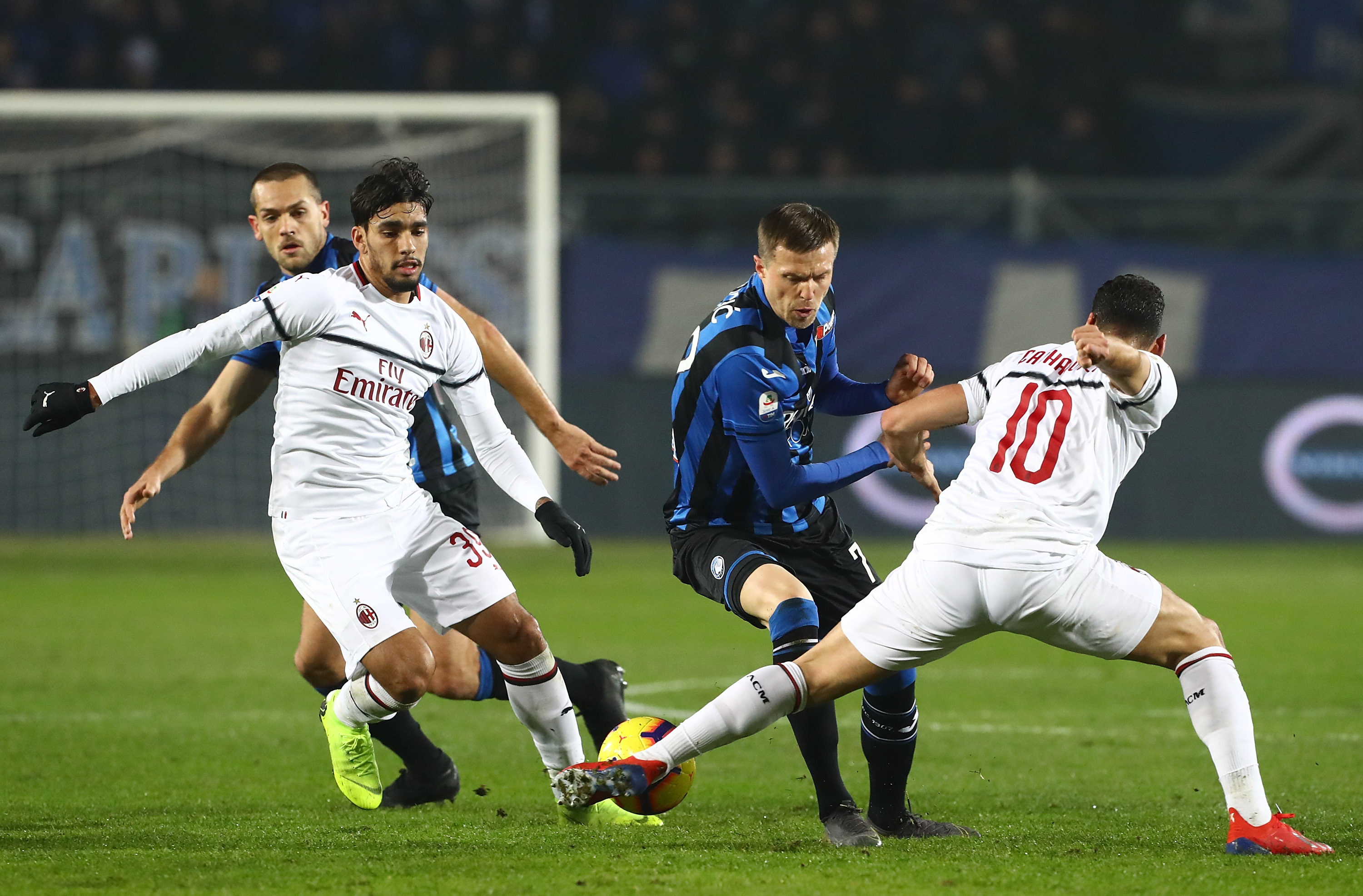 BERGAMO, ITALY - FEBRUARY 16: Josip Ilicic (C) of Atalanta BC competes for the ball with Hakan Calhanoglu (R) and Lucas Paqueta of AC Milan during the Serie A match between Atalanta BC and AC Milan at Stadio Atleti Azzurri d'Italia on February 16, 2019 in Bergamo, Italy. (Photo by Marco Luzzani/Getty Images)