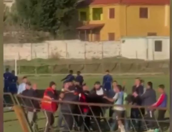 dalin-pamjet-ja-si-u-dhunua-arbitri-ne-ndeshjen-shkumbini-dinamo-ne-peqin_5df53d57ba32f
