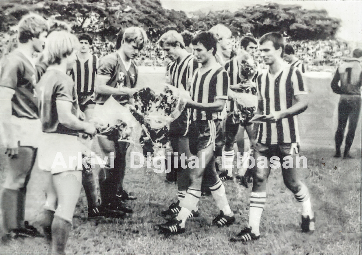 1984-Ekipi-i-Labinotit-te-Elbasani-para-ndeshjes-me-kampionin-Lyngby-te-Danimarkës_logo