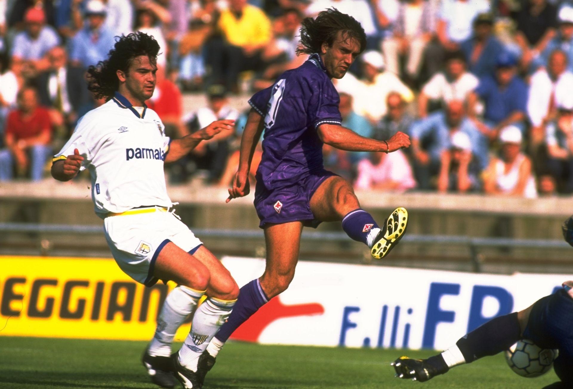 28_may_1995_gabriel_batistuta_right_of_fiorentina_takes_on_ferna_937113