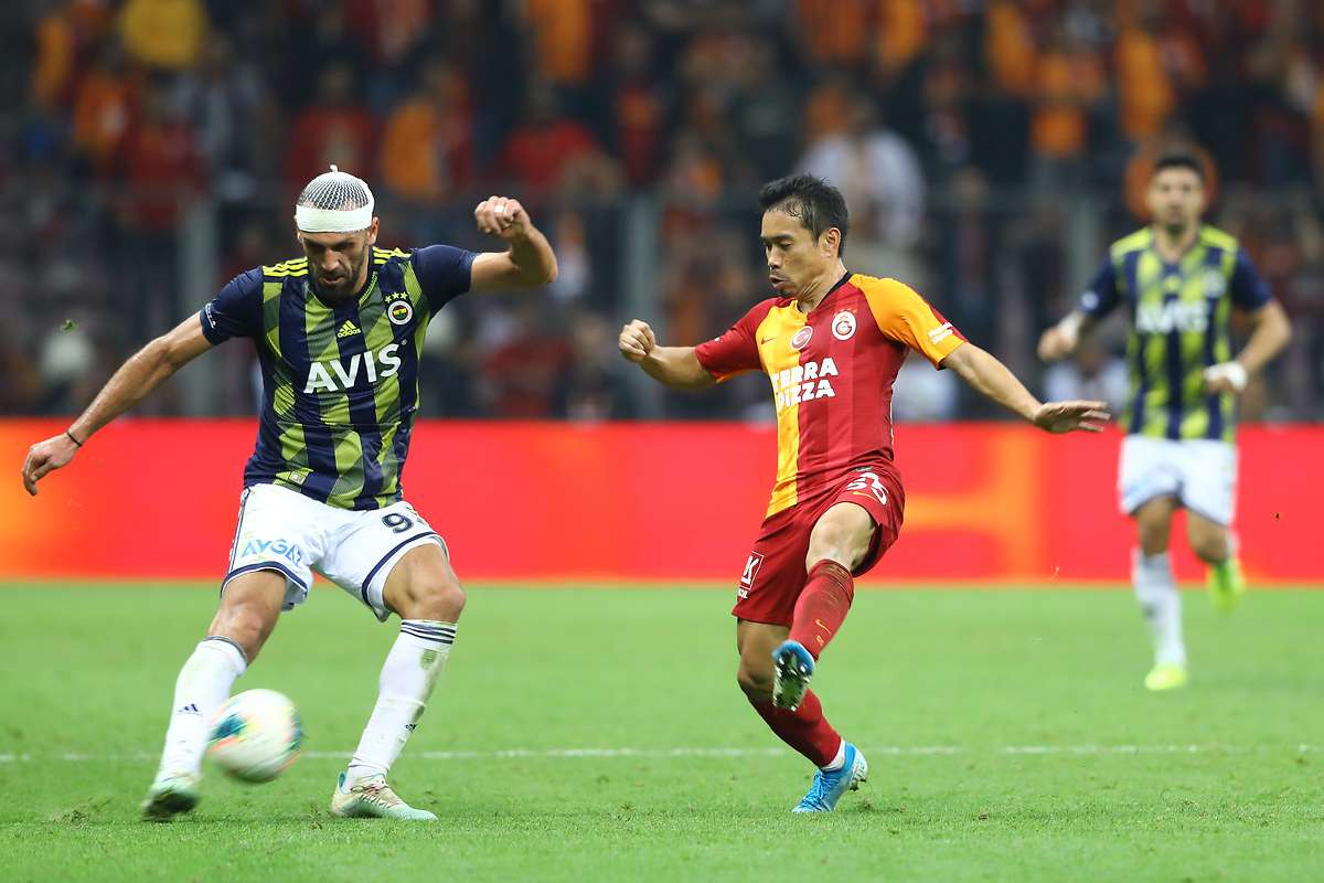 vedat-muriqi-yuto-nagatomo-galatasaray-v-fenerbahce-09282019_jsl7eu4knjhv1su5qndmblt2m