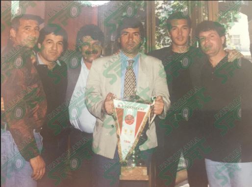 Ish-portieri Perlat Musta, ish-anëtari i kryesisë së klubit në vitin 1997, Krenar Bizhga, presidenti De Simone, trajneri Starova, si dhe ish-trajnerët e kuq, Skënder Gega dhe Shpëtim Duro. Gega në vitin 1997 sapo kishte lënë futbollin, ndërsa Duro dhe Musta ishin ndihmës të Starovës