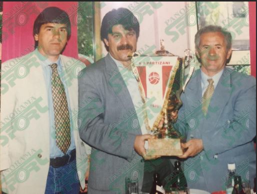 Trajneri Starova, ish-presidenti i Partizanit, Antonio De Simone dhe ish-shefi i klubit të kuq, Bujar Labinoti, me trofeun e Kupës
