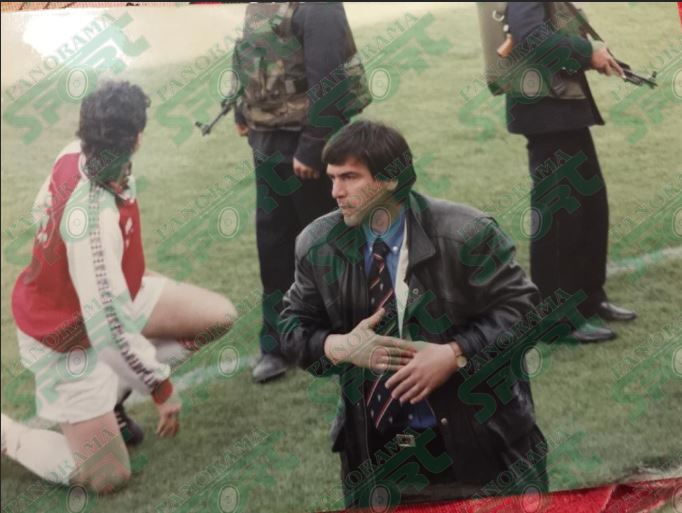 Sulejman Starova i rrethuar nga policë me kallashnikov në vitin 1997 gjatë finales së Kupës së Shqipërisë, Partizani-Flamurtari 2-2 (4-3 me penallti) luajtur në stadiumin "Qemal Stafa"