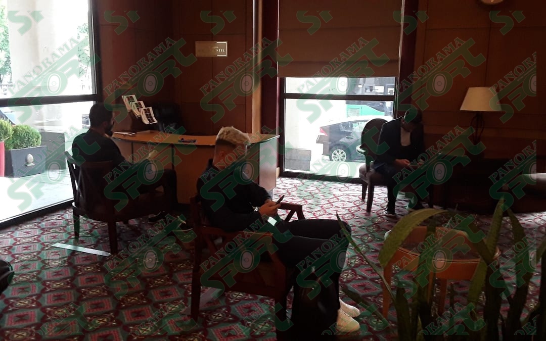Lojtaret ne hollin e hotelit (1)