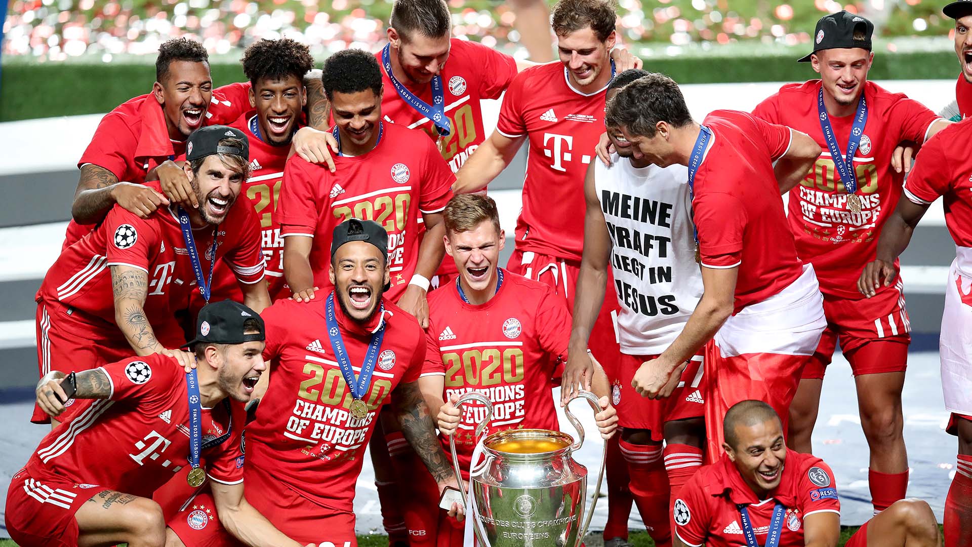 LISBON, PORTUGAL - AUGUST 23: Players of Bayern Muenchen celebrate the victory during the UEFA Champions League Final match between Paris Saint-Germain and Bayern Munich at Estadio do Sport Lisboa e Benfica on August 23, 2020 in Lisbon, Portugal. (Photo by M. Donato/Getty Images for FC Bayern)