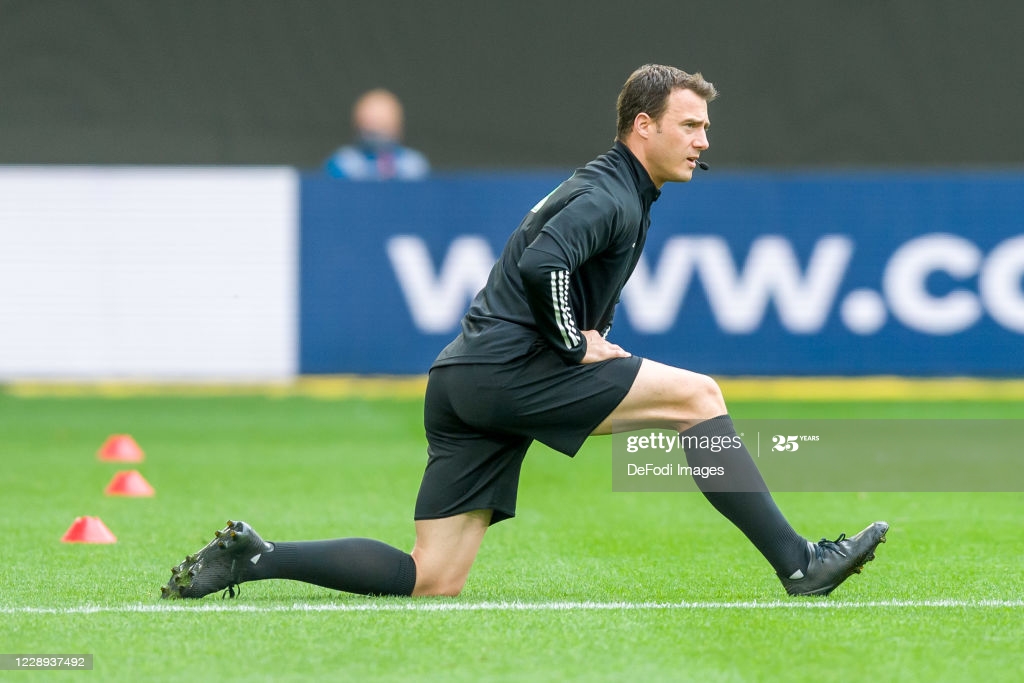 WOLFSBURG, GERMANY - OCTOBER 04: (BILD ZEITUNG OUT) referee Felix Zwayer looks on prior to the Bundesliga match between VfL Wolfsburg and FC Augsburg at Volkswagen Arena on October 4, 2020 in Wolfsburg, Germany. (Photo by Mario Hommes/DeFodi Images via Getty Images)