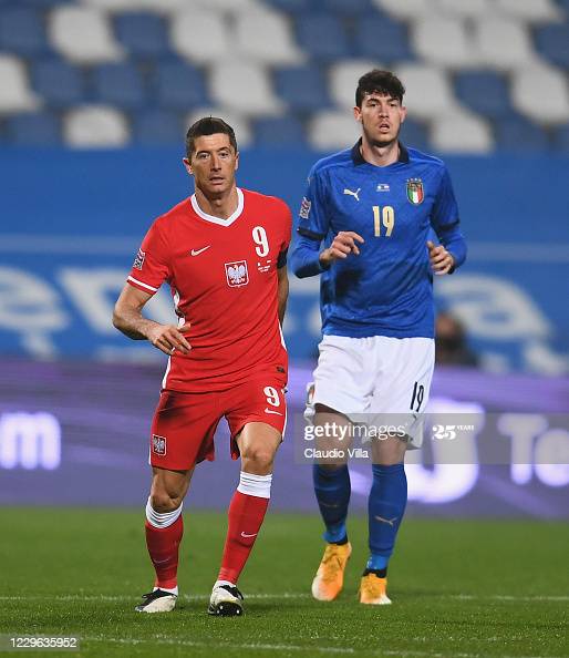 REGGIO NELL'EMILIA, ITALY - NOVEMBER 15:  Alessandro Bastoni of Italy and  Robert Lewandowski of Poland look on during the UEFA Nations League group stage match between Italy and Poland at Mapei Stadium - Citta' del Tricolore on November 15, 2020 in Reggio nell'Emilia, Italy.  (Photo by Claudio Villa/Getty Images)