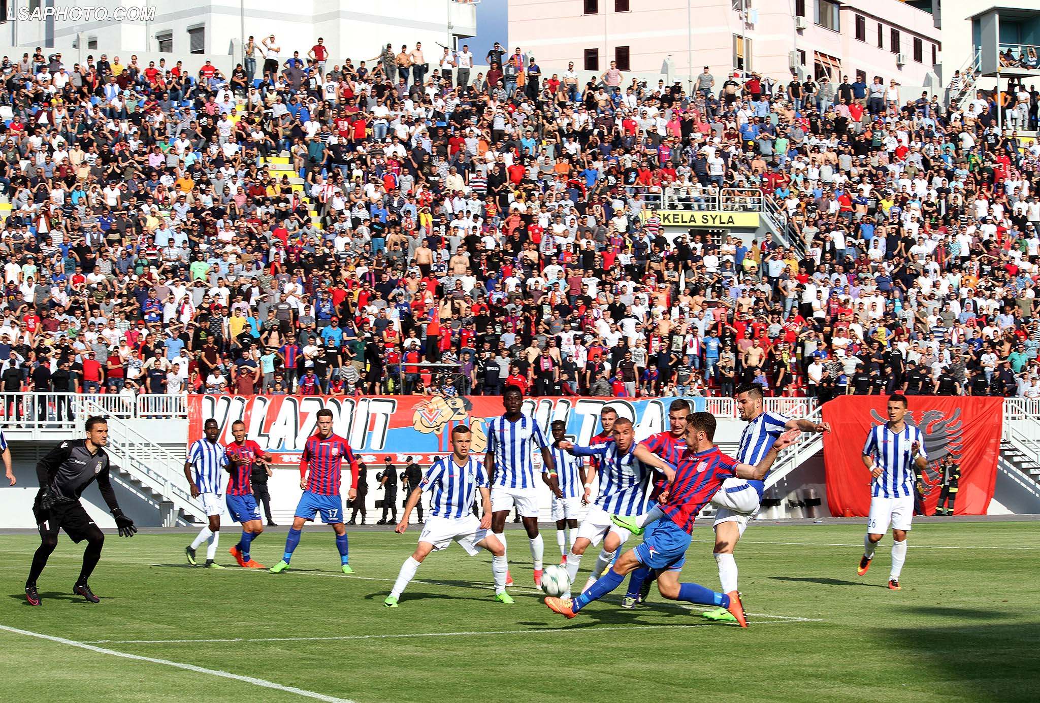 Ndeshja e futbollit, Vllaznia-Tirana, 0-0, e vlefshme per Kampionatin Kombetar, luajtur ne stadiumin Loro Borici, ne qytetin e Shkodres. Pas kesaj ndeshje Vllaznia qendron ne Kategorine Superiore ndersa Tirana zbret ne kategorine e pare./r/n/r/nAlbanian Super League football match Vllaznia vs Tirana, which ended 0-0, at the Loro Borici stadium in city of Shkoder. The draw means Vllaznia's stays at Super League and FC Tirana is relegated in the second league for the first time in its history.