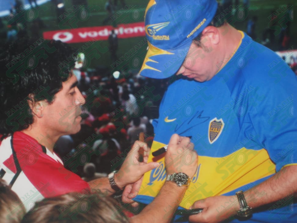 Maradona duke firmosur fanellen e Drinit logo