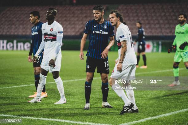 HERNING, DENMARK - OCTOBER 21: (BILD ZEITUNG OUT) Berat Djimsiti of Atalanta Bergamo and Alexander Scholz of FC Midtjylland look on during the UEFA Champions League Group D stage match between FC Midtjylland and Atalanta BC at MCH Arena on October 21, 2020 in Herning, Denmark. (Photo by Gaston Szerman/DeFodi Images via Getty Images)