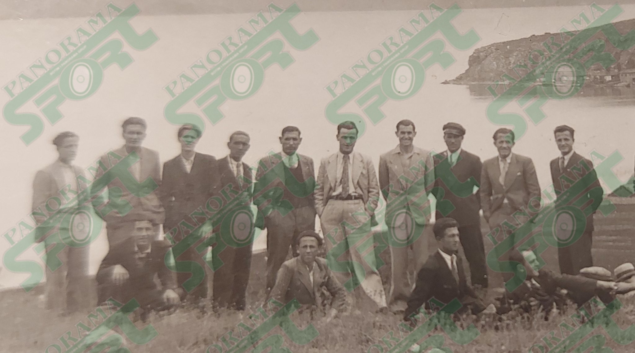 * 7 maj 1934. Kampionia SK Tirana duke u kthyer nga ndeshja e Korçës (2-0 me Skënderbeun) në kostumin civil (“in borgese”, siç thuhet) në një ndalesë në Lin të Pogradecit. I pesti në këmbë lart nga e majta, trajneri Samo Singer (Kjo foto e rrallë botohet nën kujdesin e Bektash Pojanit – autorit të parë të librit kushtuar sportklub Tiranës).