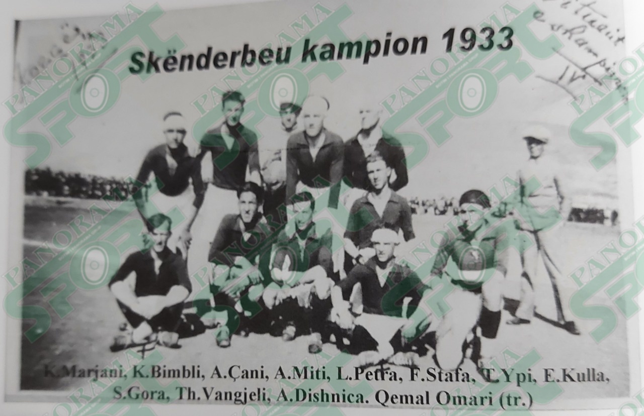 * Skënderbeu - Kampion i Shqipërisë 1933. Djathtas i veçuar trajneri Qemal Omar. * Trajneri Qemal Omar.