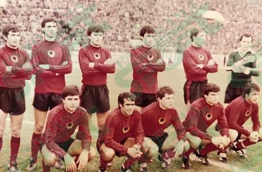 Shqipëria U-21, nga e majta në këmbë; Canaj, Ocelli, Topçiu, Vila, Josa, Mersini. Ulur nga e majta: Zmijani, Braho, Demollari, Jera, Targaj 