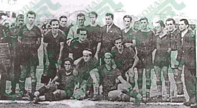 TIRANË 1942. Fusha e Shallvares.
Përfaqësuesja e Kosovës në ndeshjen
themeluese me atë të Tiranës.