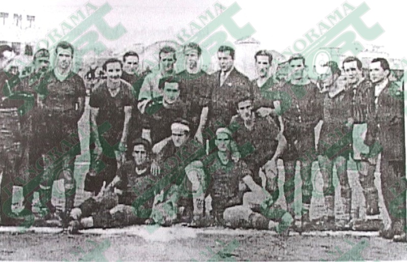 TIRANË 1942. Fusha e Shallvares. Përfaqësuesja e Kosovës në ndeshjen themeluese me atë të Tiranës.