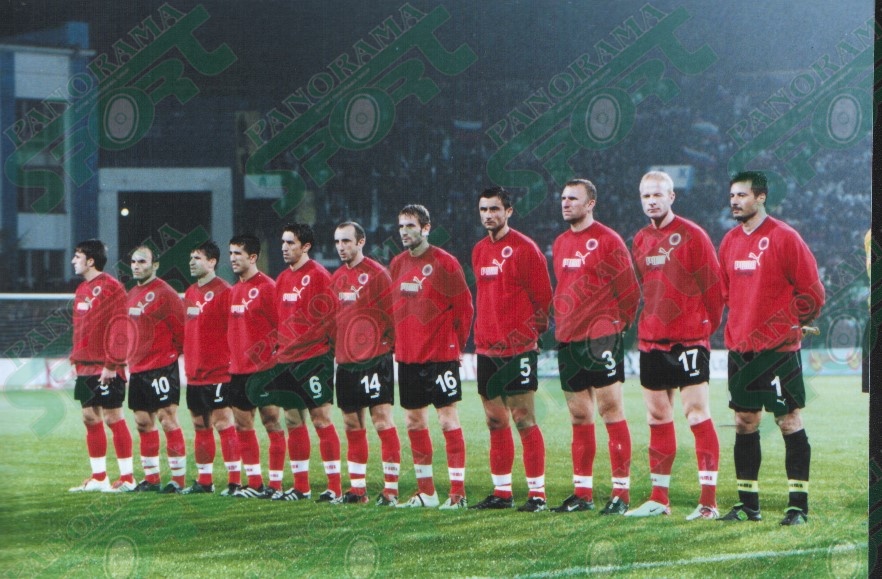 Kjo ishte Kombëtarja e Shqipërisë (para fillimit të ndeshjes), që humbiste 4-1 në Vollgograd, në ndeshjen e saj të parë në Rusi përballë kombëtares ruse. Nga e djathta: Strakosha, Tare, G.Çipi, Fakaj, Xhumba, Haxhi, Hasi, Lala, Murati, F.Vata, Duro. FOTO: ADNAN HYKA