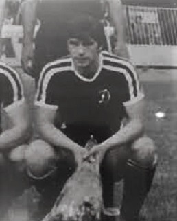 Agron-Dautaj-Hazbiu-gjate-nje-ndeshje-futbolli-ne-vitin-1979