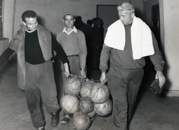 Një foto e rrallë. Ljubisa Broçiç (djathtas) kur ishte trajner i Juventusit, duke shkuar drejt fushës së stërvitjes.