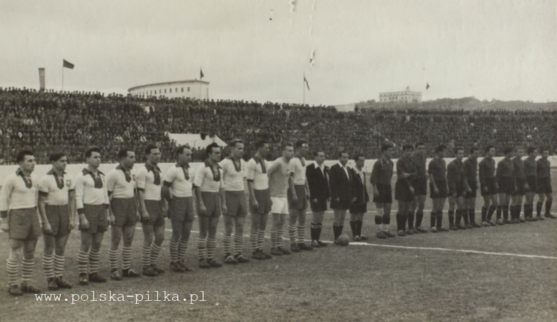29 NËNTOR 1953. Shqipëria – Polonia, 2-0. Skuadrat para ndeshjes. Nga e majta POLONIA: Trampisz, Sobek, Wieczorek, Alszer, Gronowski, Bieniek, Durniok, Bartyla, Krasówka, Szymkowiak, Gêd³ek. Gjyqtarët e ndeshjes: A.Dorogi, L.Shlajfer, E.Laçi. Në vazhdim SHQIPËRIA: Nga e majta: Fagu, Vogli, Boriçi, Vila, Jareci, Shaqiri, Resmja, Bakalli, Dashi, Dibra, Deda