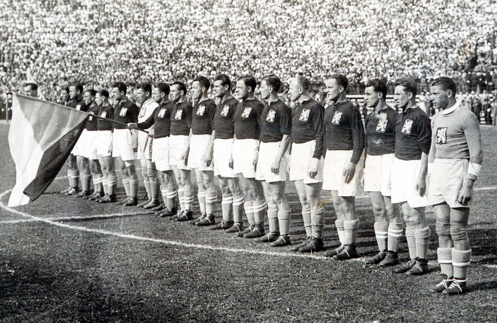 Skuadra kombëtare e Çekosllovakisë – nënkampione e botës, fotografuar në stadiumin e Romës, para finales më 1934.