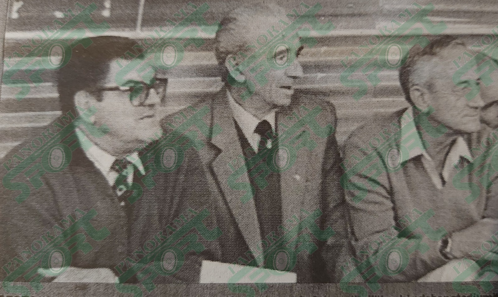 Tre protagonistë të fitoreve me Çekosllovakinë 1952. Nga e majta, Zihni Gjinali (autor i 2 golave), trajneri Myslym Alla dhe Refik Resmja, në këtë foto janë duke ndjekur një ndeshje të kampionatit të Shqipërisë në fundin e viteve '80.