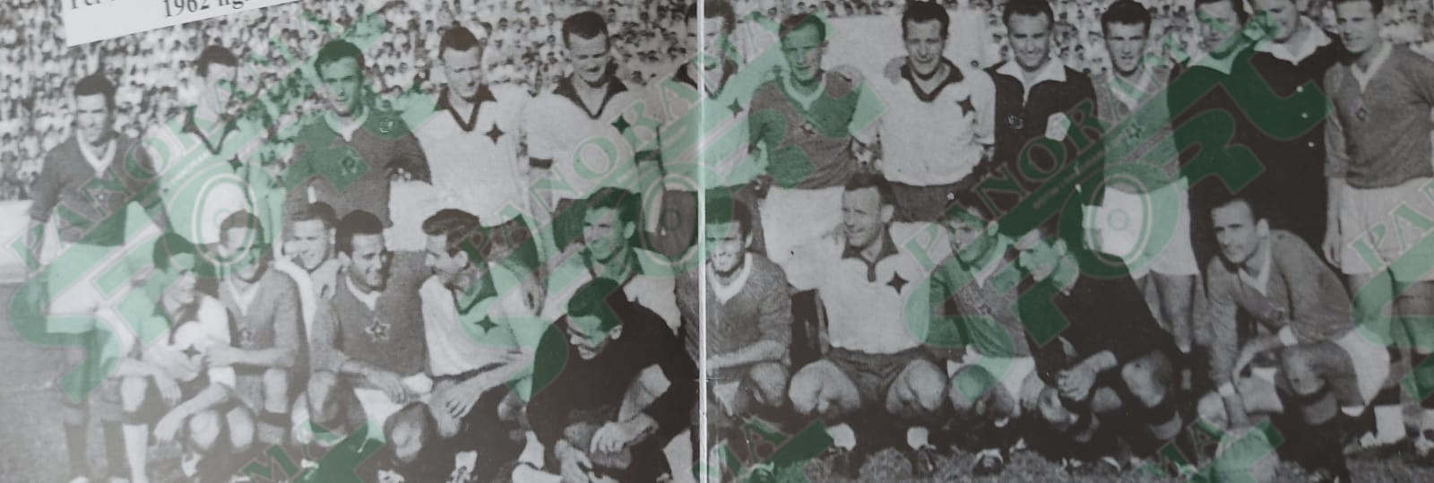 1962. PARTIZANI – FK NORRKOPING 1-1. Ndeshja e parë në Shqipëri për Kupën e Kampioneve të Europës. Në foto ajo që sot nuk ngjet më: dy skuadrat së bashku para ndeshjes në një “fair play” më se origjinal. Lojtarët e Partizanit me fanella të errëta (në fakt të kuqe) lart nga e majta: Kraja, Ndini, Resmja, Jashari, M.Papadhopulli. Ulur nga e majta: Gjoka, Frashëri, Deliallisi, P.Pano, M.Janku, Shllaku.