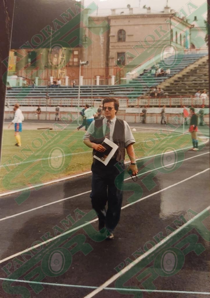 Gazetari Lirim Zalla në pistën e stadiumit “Republican” para ndeshjes Moldavi-Shqipëri 2-3 në Kishinau më 7 qershor 1995
