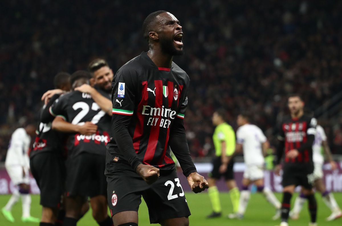 MILAN, ITALY - NOVEMBER 13: Fikayo Tomori of AC Milan celebrates his team-mates goal during the Serie A match between AC Milan and ACF Fiorentina at Stadio Giuseppe Meazza on November 13, 2022 in Milan, Italy. (Photo by Marco Luzzani/Getty Images)