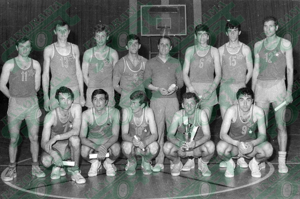 Partizani kampion 1973-‘74, në këmbë nga e djathta: N. Pali, K. Mushi, G. Andoni, Trajner: A. Greva, A. Dheri, V. Progri, Kuqo, S. Boshnjaku. Ulur nga e djathta: A. Fagu, B. Pëllumbi, B. Tomini, E. Prifti, K. Zaçe