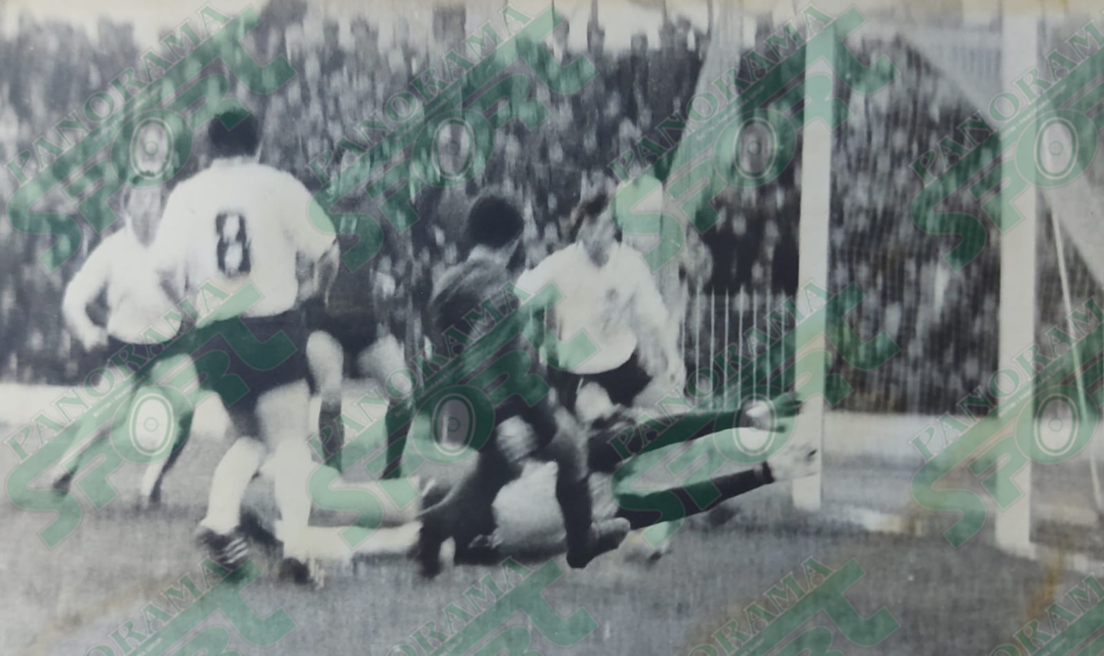 STADIUMI “VOJO KUSHI”. Shkodër. 30 prill 1983. Shqipëria - RF e Gjermanisë 1-1. Demollari duke shënuar golin. FOTO: PETRIT OMERI.