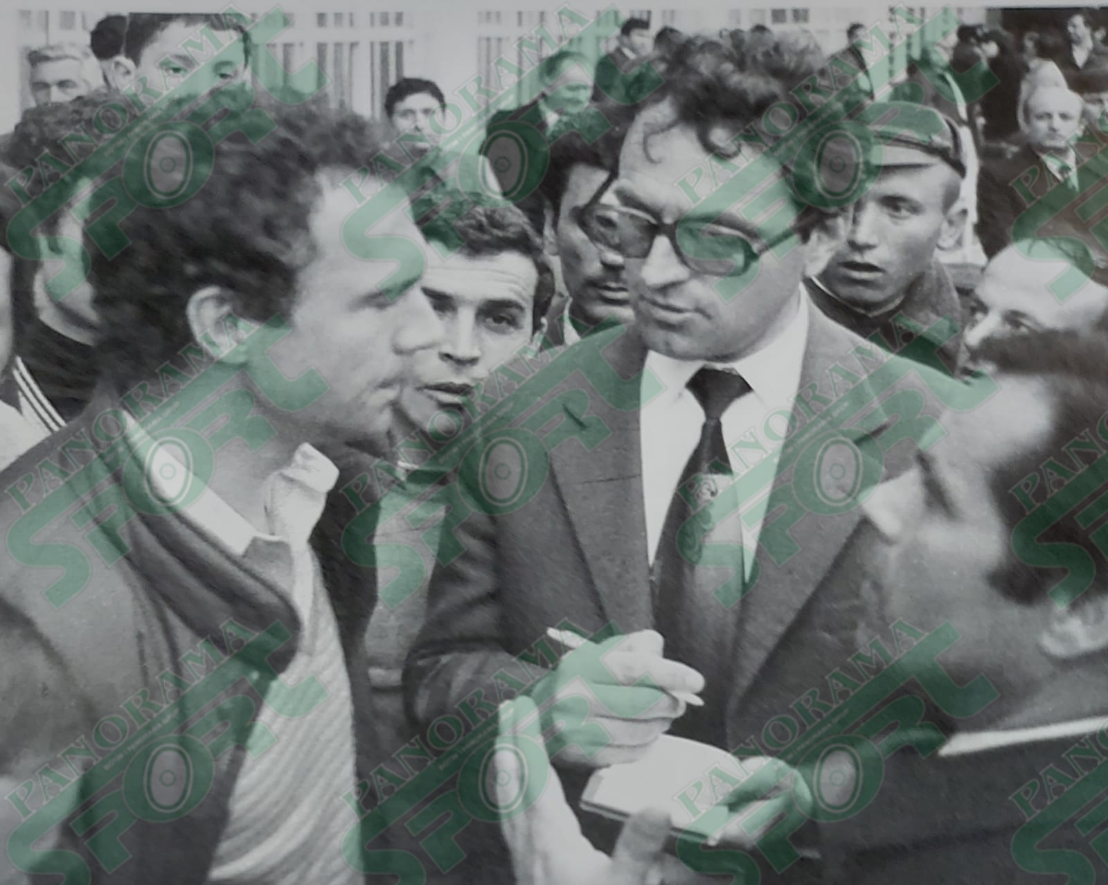 Një kujtim “antik” gazetarie i vitit 1983. “Gazetari” Franz Beckenbauer , i cili ndoqi edhe ndeshjen e “Shpresave”, Shqipëria – RF Gjermane 1-1, duke u intervistuar nga gazetari B.Dizdari. FOTO: PETRIT KUMI
