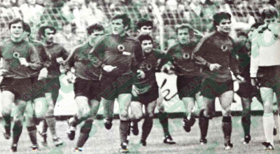 * 19 NËNTOR 1983. RF Gjermane – Shqipëria 1-1.
Edhe në këtë kapitull, një foto tjetër e rrallë nga ndeshja
kulminante në Trier të Gjermanisë prej arkivit të autorit të
shkrimit. Me këtë vrapim elegant do të gëzonin lojtarët e
“Shpresës” më 19 nëntor 1983. Nga e majta: Hodja,
Braho, Demollari, Canaj, Vila, Liti, Josa, Jera...
