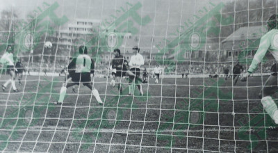 * 19 NËNTOR 1983. RF Gjermane –
Shqipëria 1-1. Përsëri një tjetër foto e rrallë
nga ndeshja kulminante në Trier të Gjermanisë
prej arkivit të autorit të shkrimit. Është një
çast sulmi i rrezikshëm i gjermanëve.